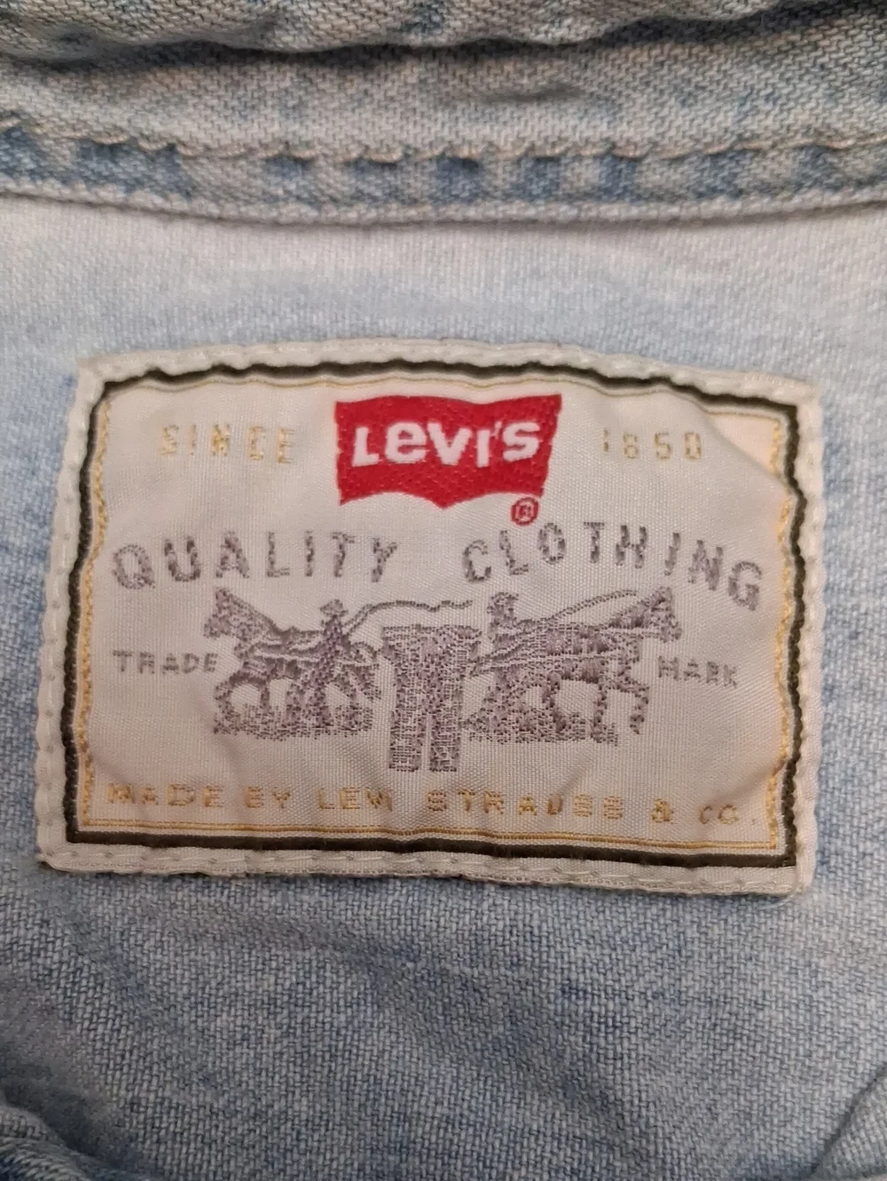Levi's Size Large Men's Light Blue Wash Denim Button-Up Shirt (Red Tab).